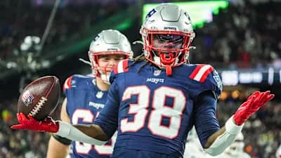 Patriots RB Stevenson scores a touchdown